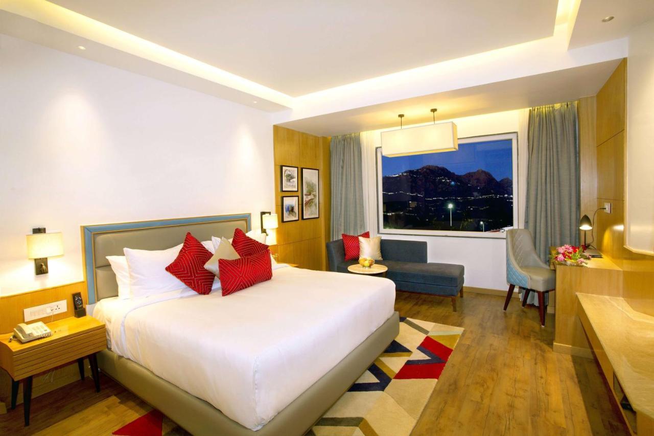 Ramada By Wyndham Katra Station Road Hotel Exterior foto