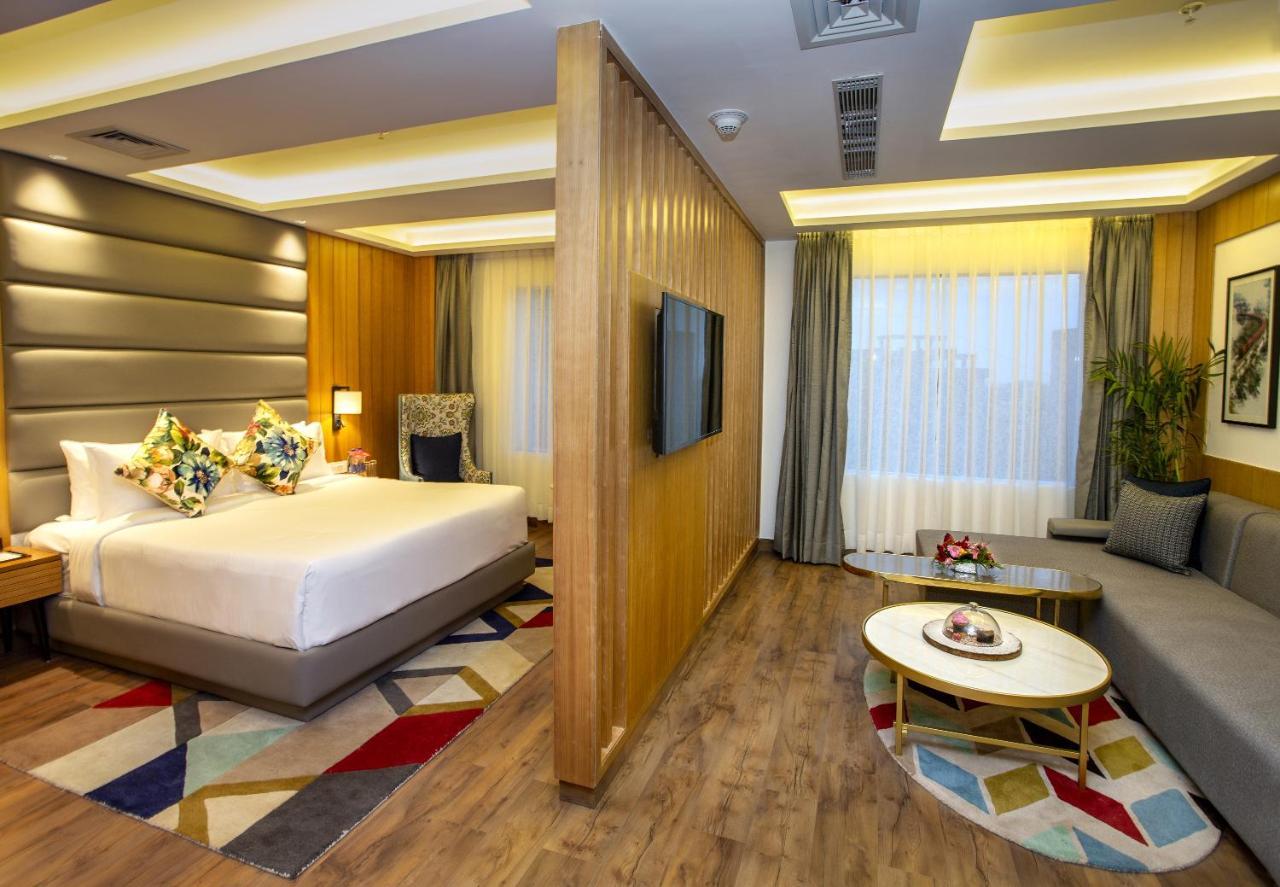 Ramada By Wyndham Katra Station Road Hotel Exterior foto