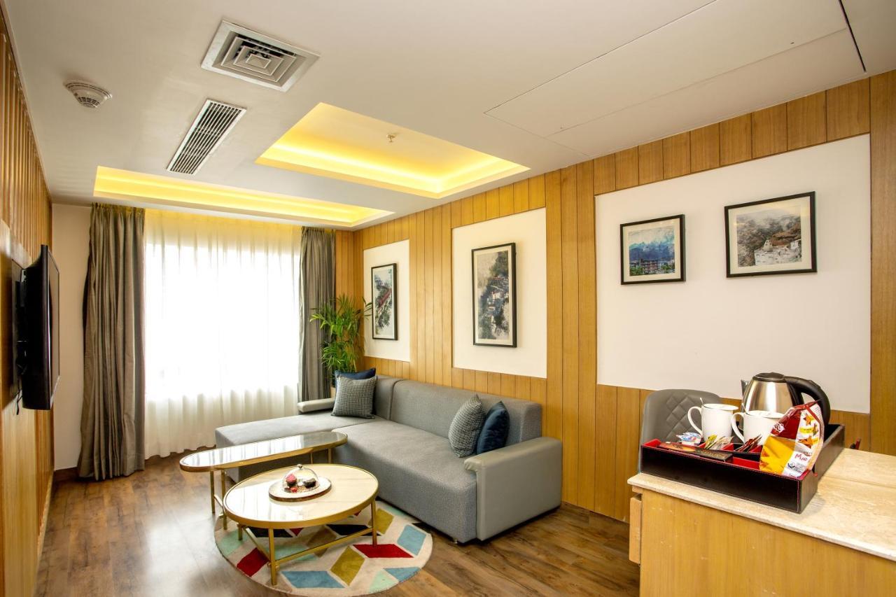 Ramada By Wyndham Katra Station Road Hotel Exterior foto