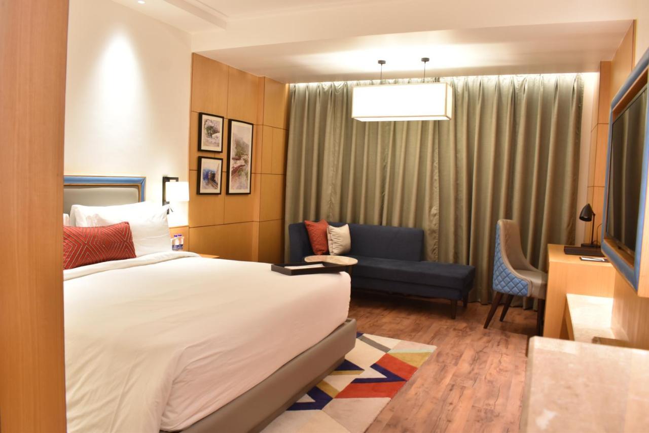 Ramada By Wyndham Katra Station Road Hotel Exterior foto