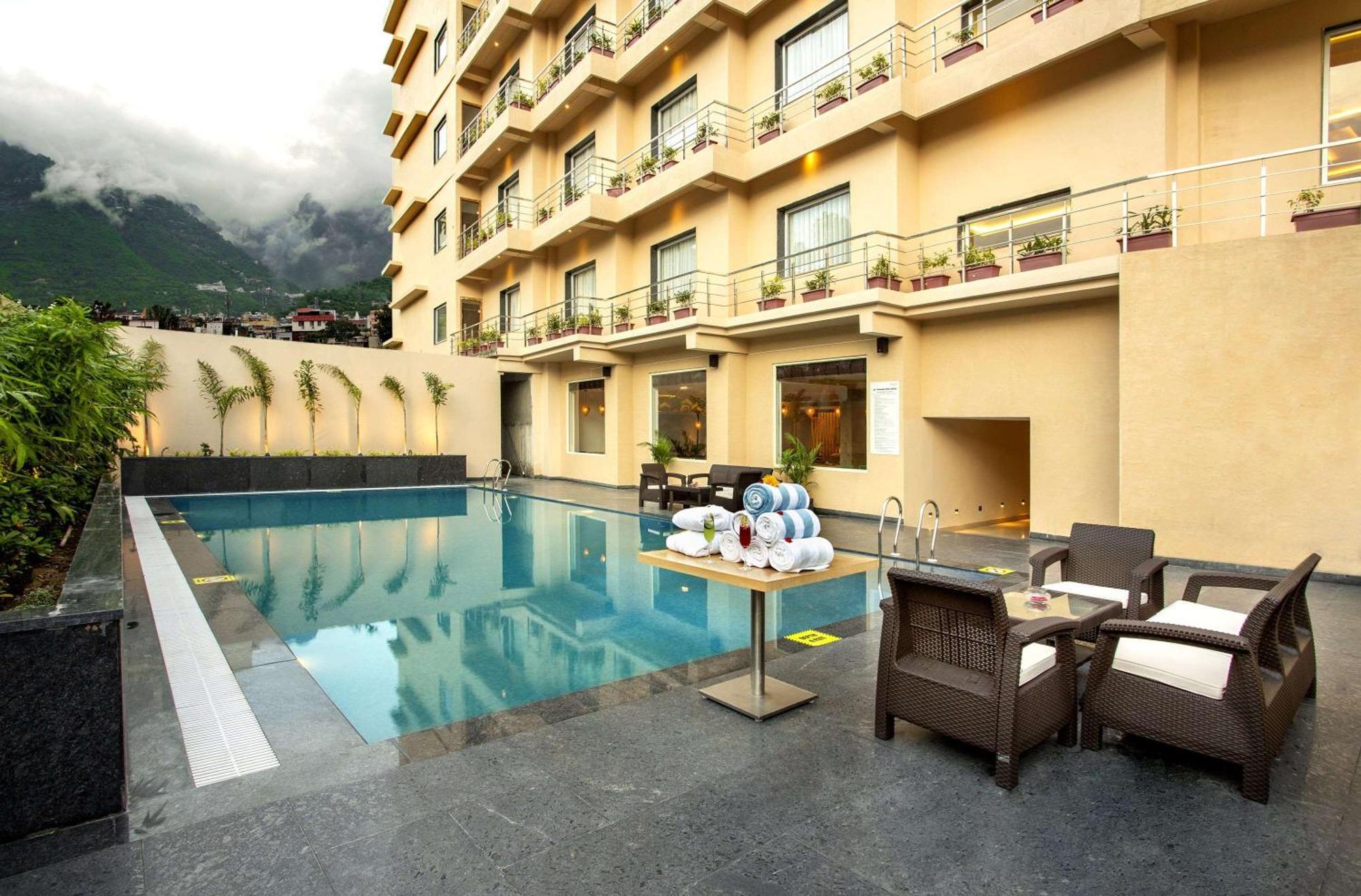 Ramada By Wyndham Katra Station Road Hotel Exterior foto
